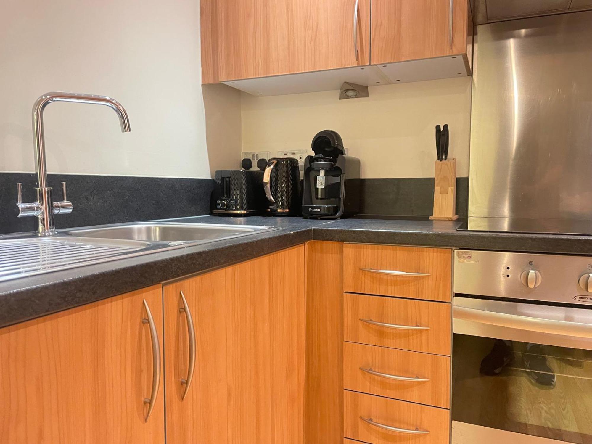 Centre - Chinatown 1bed Apartment *